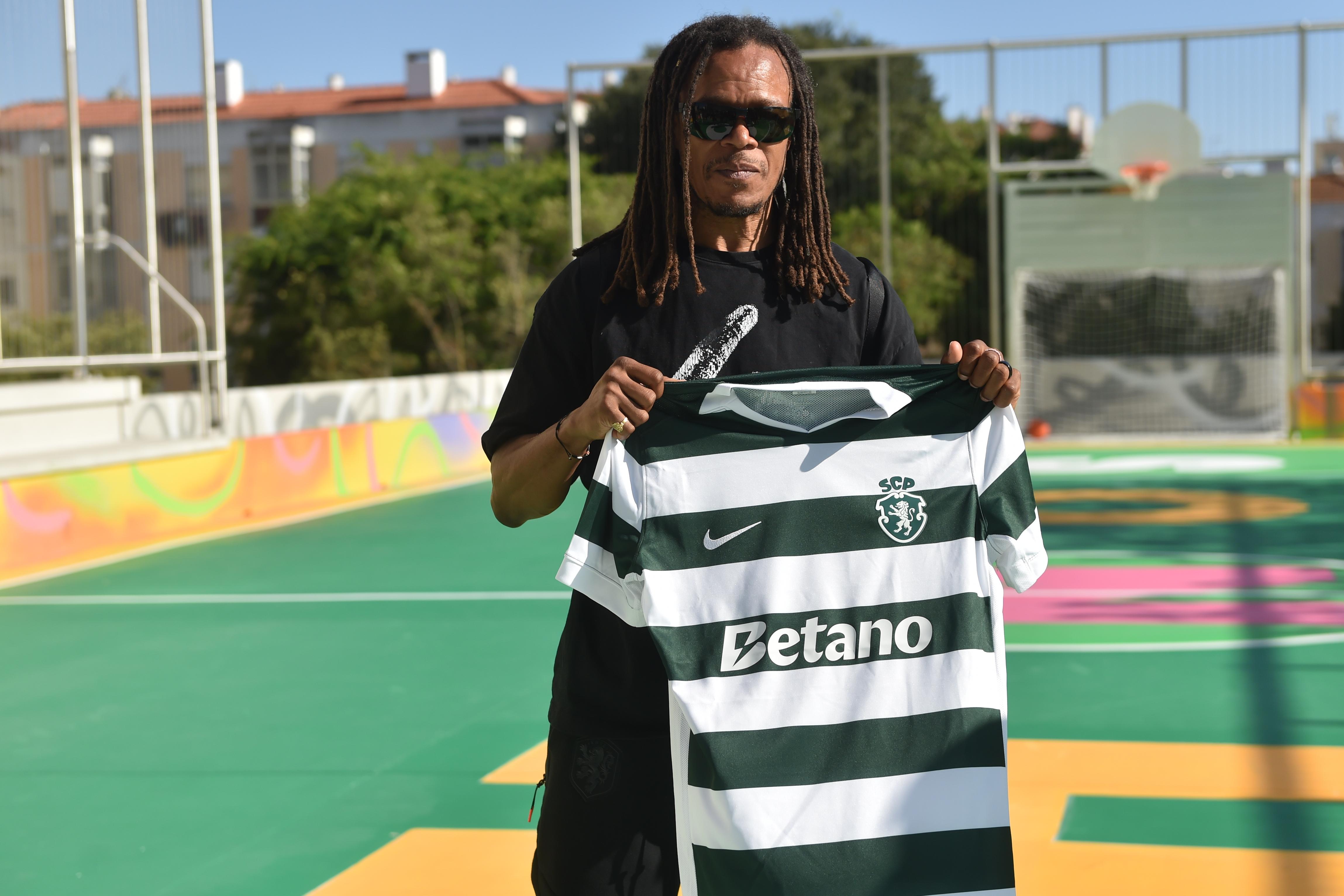 Edgar Davids, antigo craque neerlandês, juntou-se à Fundação Sporting e Junta de Freguesia do Lumiar para apresentar um novo campo no Bairro da Cruz Vermelha - Foto: MIGUEL NUNES