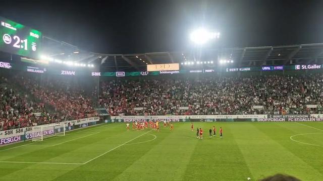 Assobios e desilusão dos adeptos do Benfica após derrota com o St. Gallen