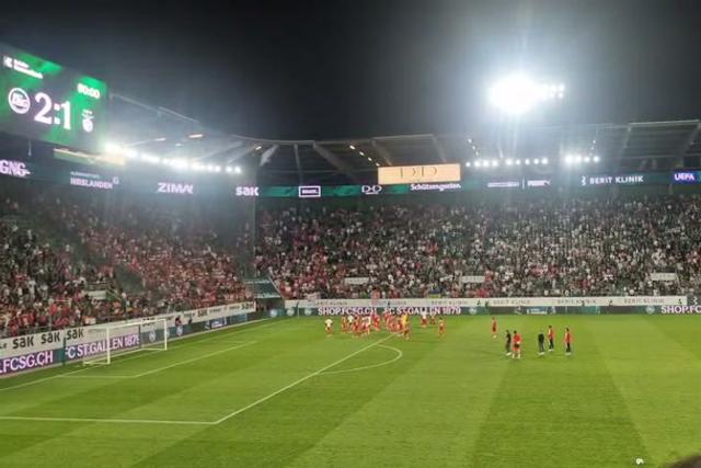 Assobios e desilusão dos adeptos do Benfica após derrota com o St. Gallen