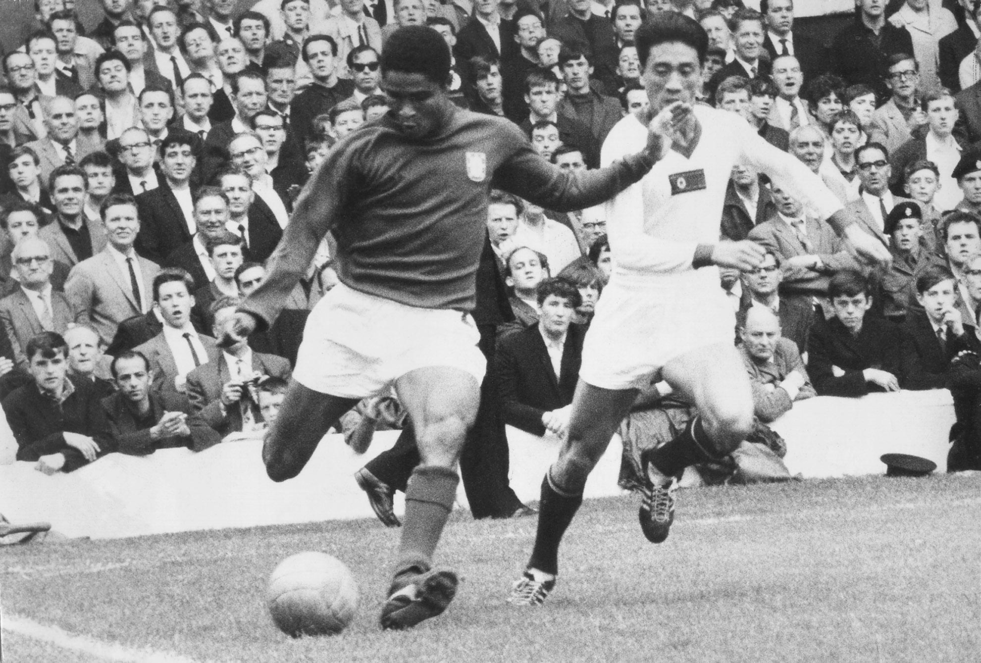 Eusébio no Portugal-Coreia do Norte (5-3), em Goodison Park, Liverpool, em 1966 - Foto: A BOLA
