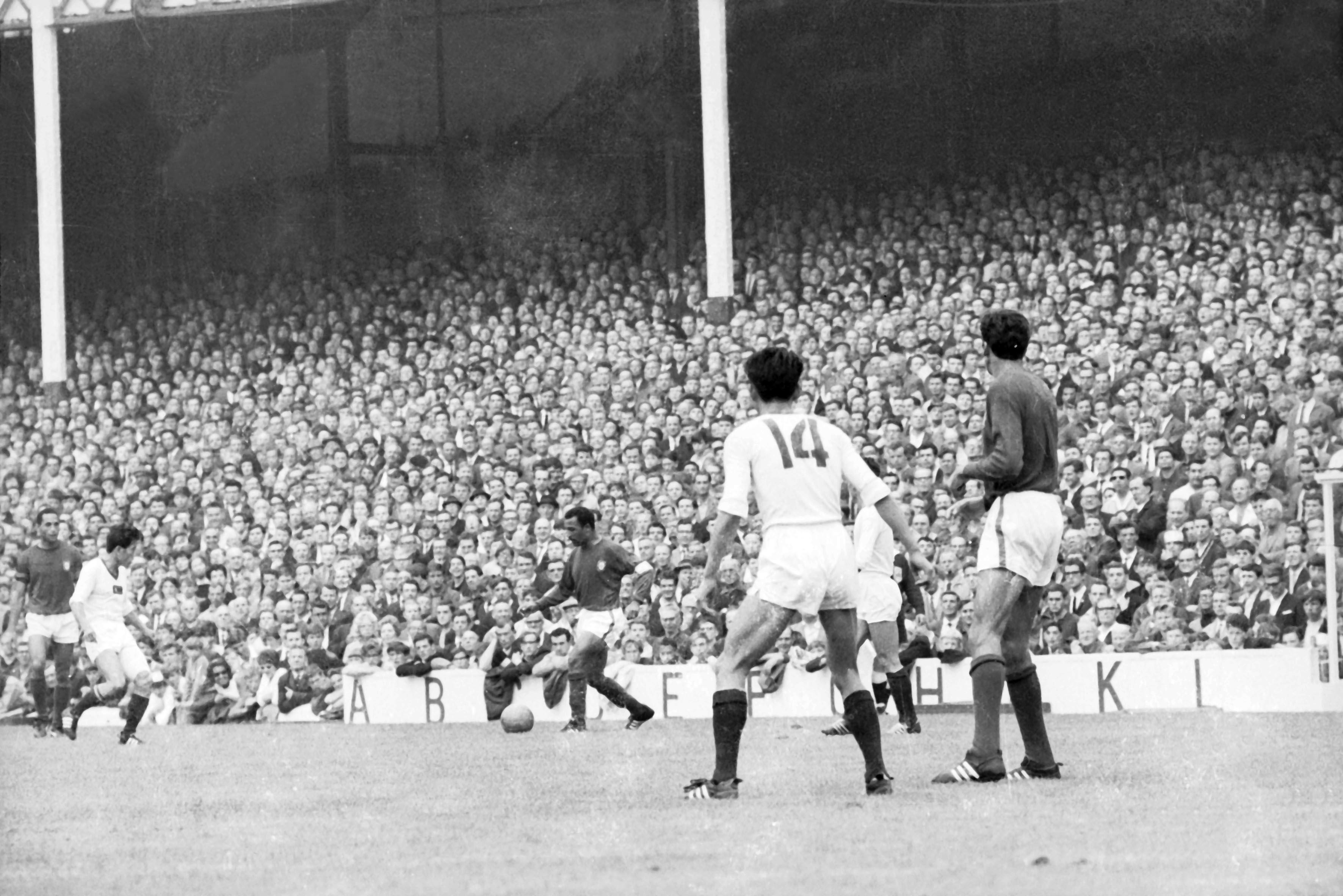 Mário Coluna no Portugal-Coreia do Norte (5-3), em Goodison Park, Liverpool, em 1966 - Foto: A BOLA