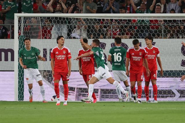Festa do St. Gallen no 2-1 ao Benfica (IMAGO)