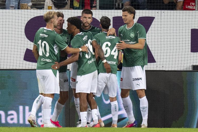 Jogadores festejam golo que valeu vitória do St. Gallen sobre o Benfica - Foto: EPA/CLAUDIO THOMA