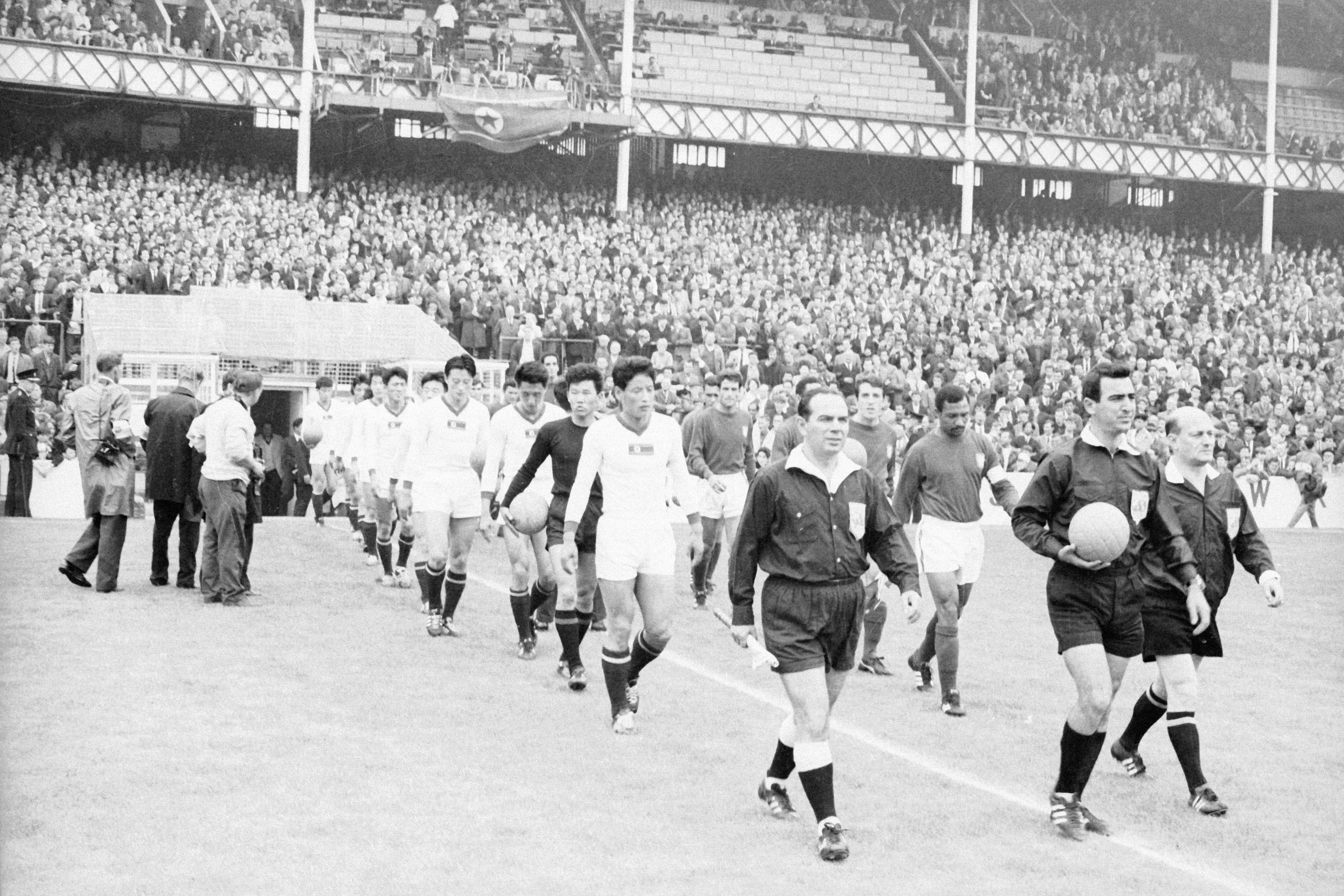 Entrada das equipas em campo no Portugal-Coreia do Norte (5-3), de 1966, em Goodison Park - Foto: A BOLA