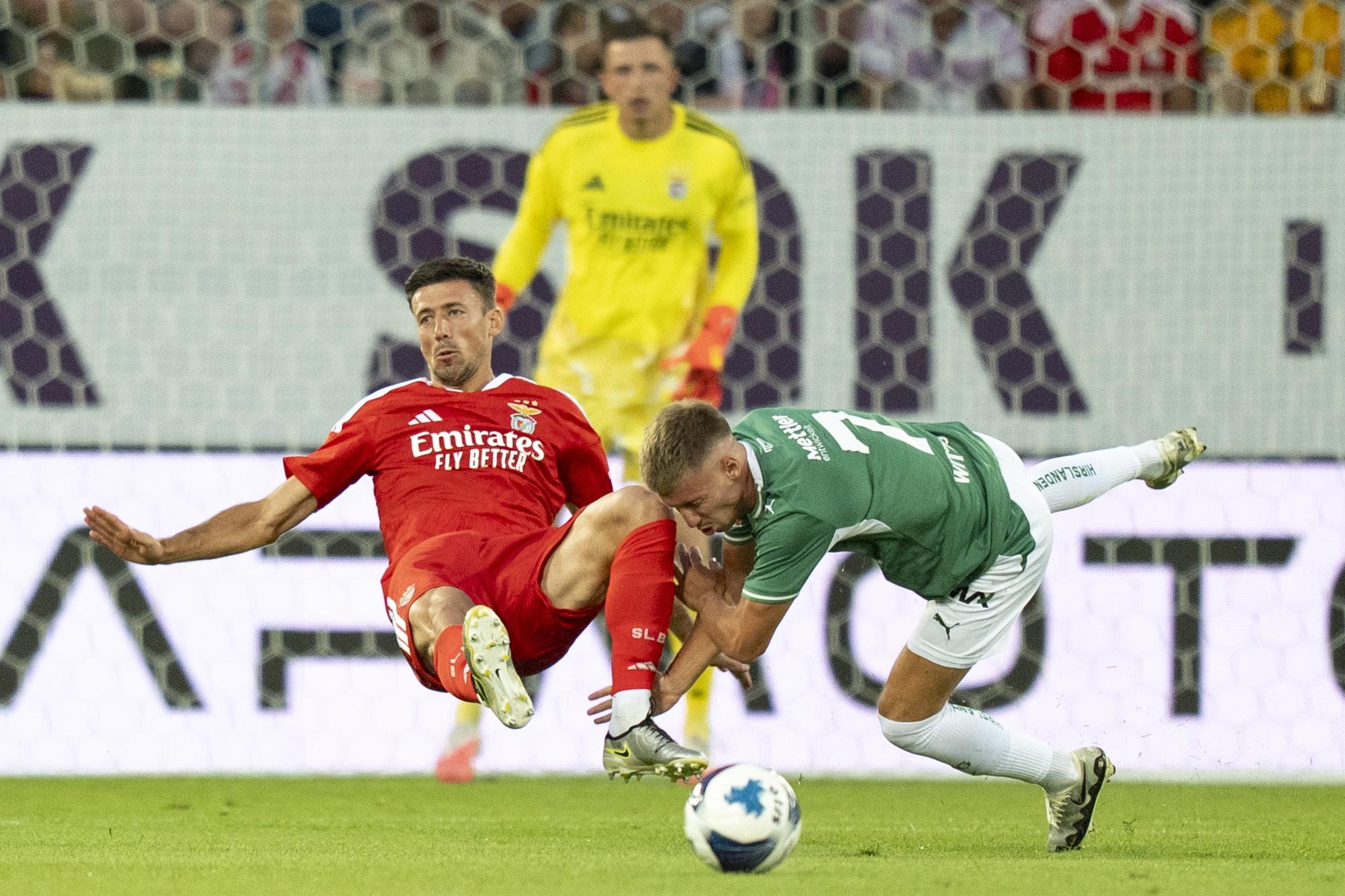 Lenglet em queda num duelo com um adversário no jogo do Benfica frente ao St. Gallen - Foto: EPA/CLAUDIO THOMA