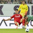 Lenglet em queda num duelo com um adversário no jogo do Benfica frente ao St. Gallen - Foto: EPA/CLAUDIO THOMA