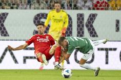 Lenglet em queda num duelo com um adversário no jogo do Benfica frente ao St. Gallen - Foto: EPA/CLAUDIO THOMA