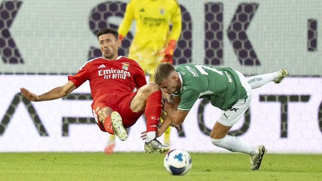 Lenglet em queda num duelo com um adversário no jogo do Benfica frente ao St. Gallen - Foto: EPA/CLAUDIO THOMA