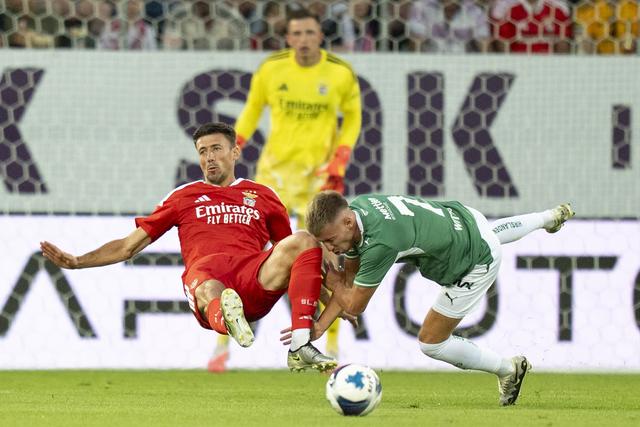 Lenglet em queda num duelo com um adversário no jogo do Benfica frente ao St. Gallen - Foto: EPA/CLAUDIO THOMA