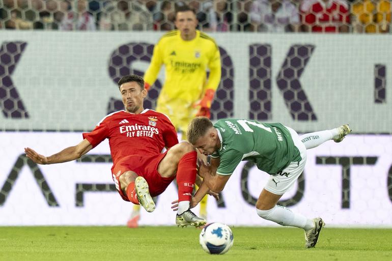 Lenglet em queda num duelo com um adversário no jogo do Benfica frente ao St. Gallen - Foto: EPA/CLAUDIO THOMA