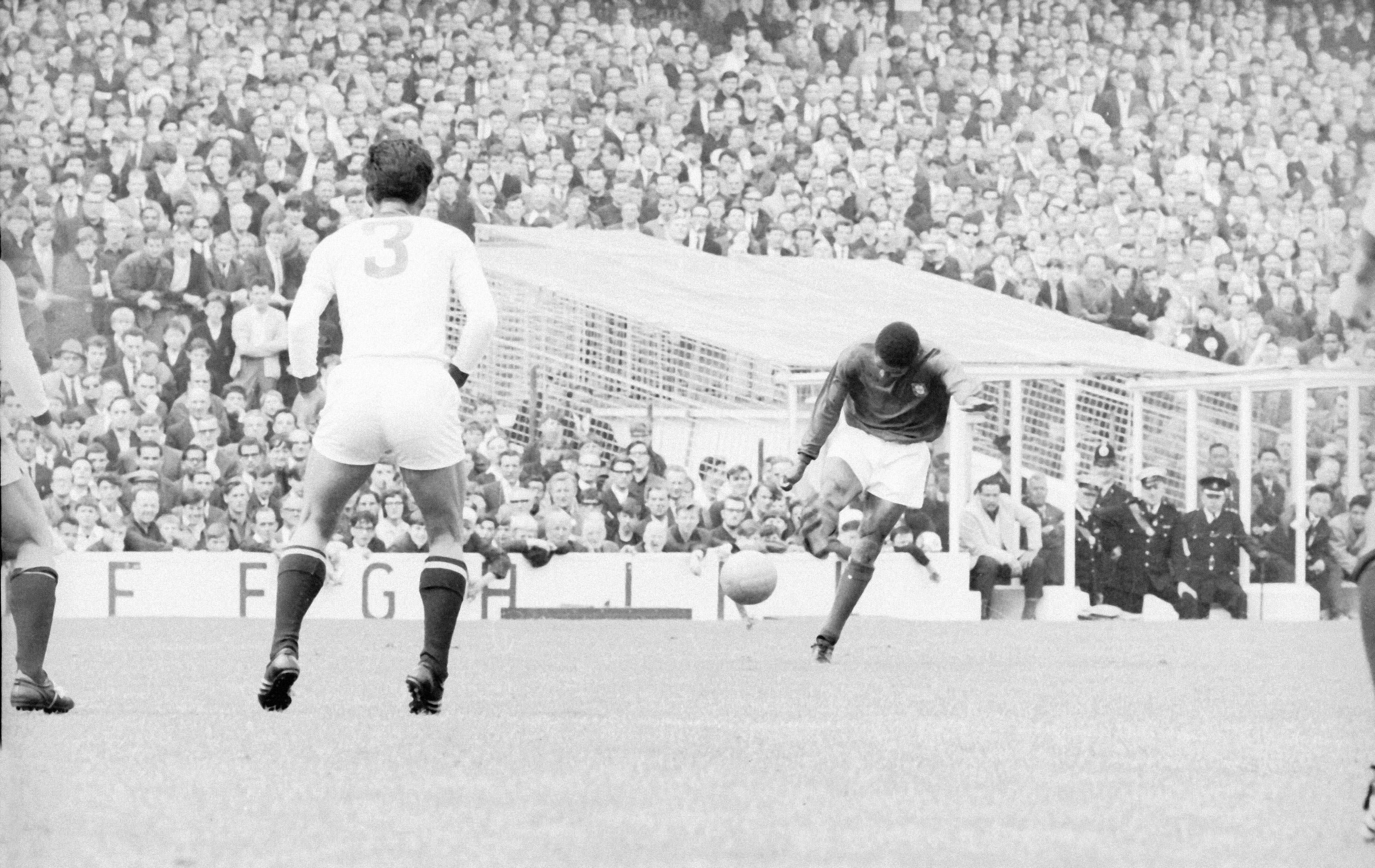Eusébio marca um livre direto no Portugal-Coreia do Norte (5-3), em Goodison Park, Liverpool, de 1966 - Foto: A BOLA
