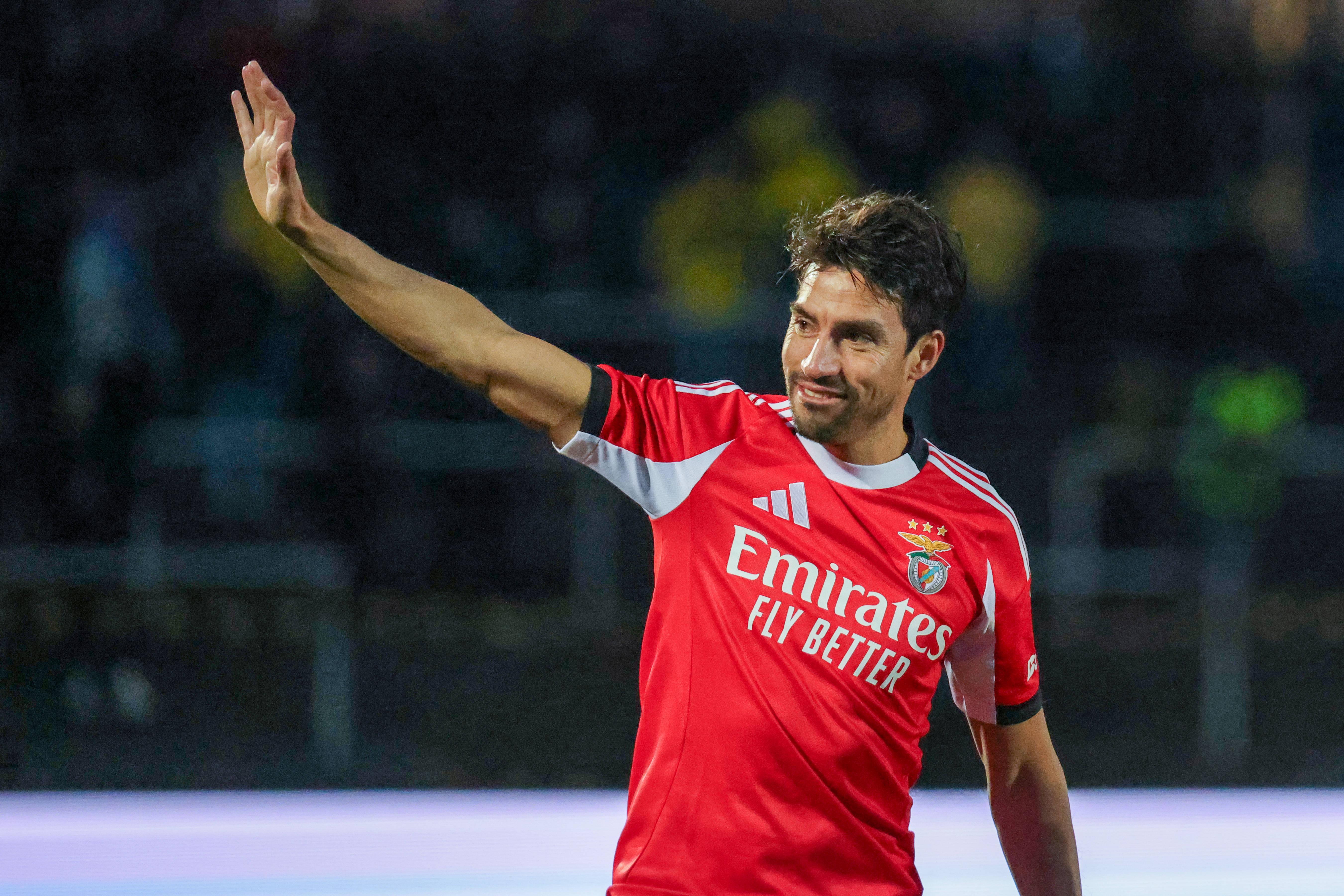 Nicolás Gaitán vestiu a camisola do Benfica num jogo de lendas frente ao Dortmund