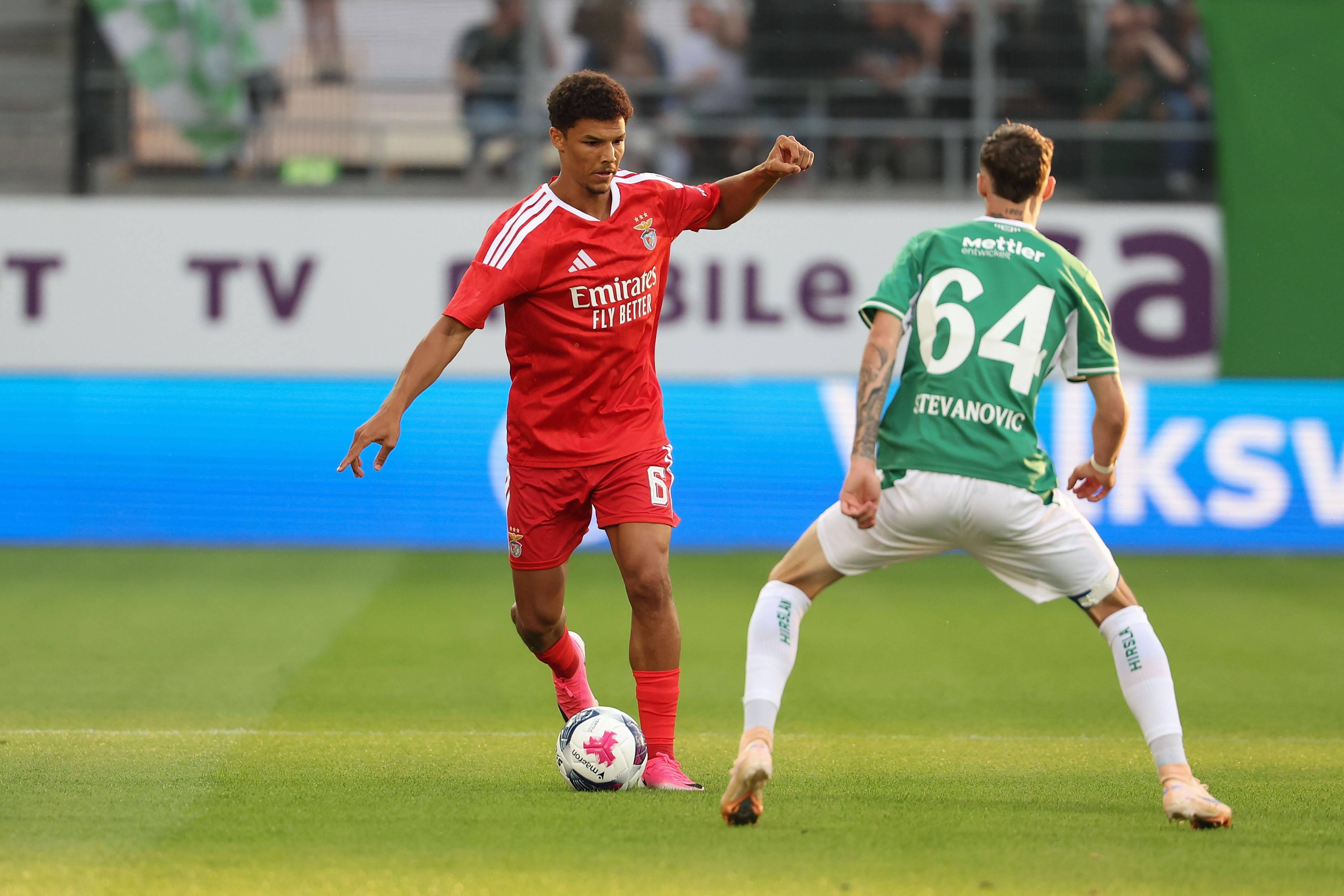 Alexander Bah em ação no jogo frente ao St. Gallen - Foto: IMAGO