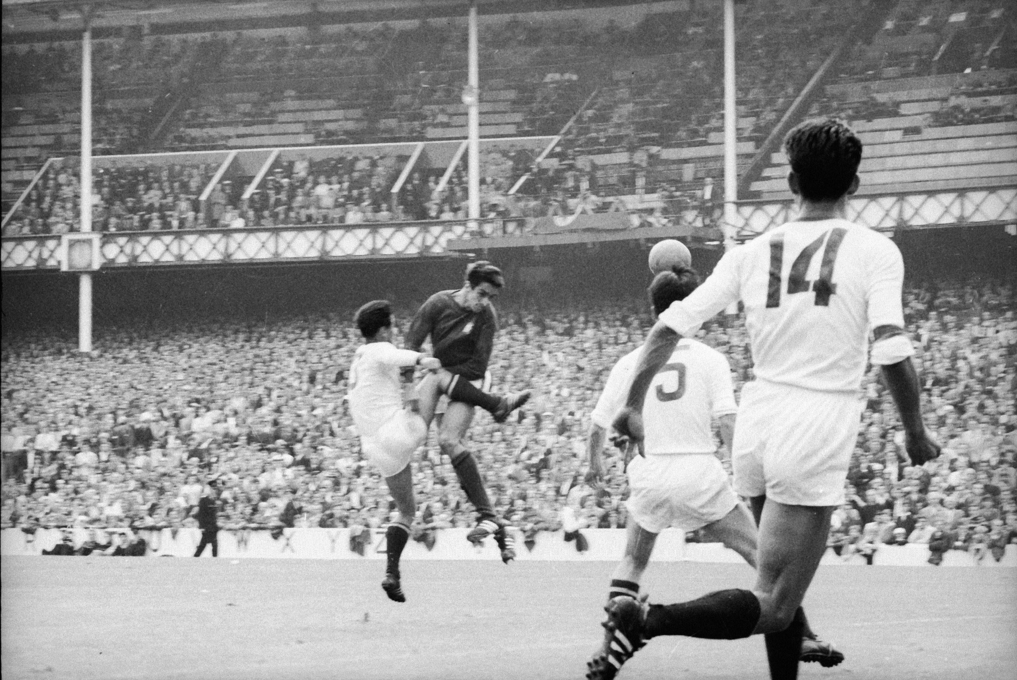 José Torres cabeceia à baliza no Portugal-Coreia do Norte (5-3), em Goodison Park, Liverpool, em 1966 - Foto: A BOLA