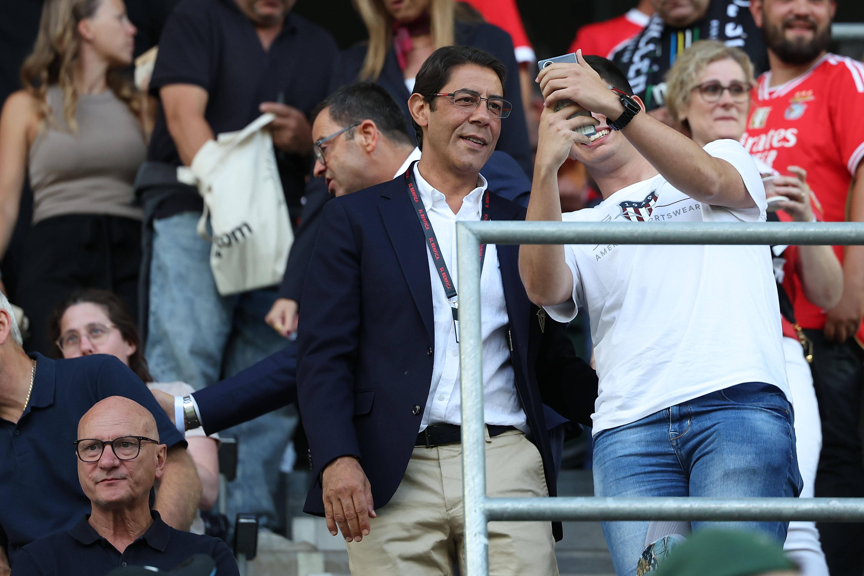 Rui Costa tira fotografia com adeptos no estádio do St. Gallen - Foto: IMAGO