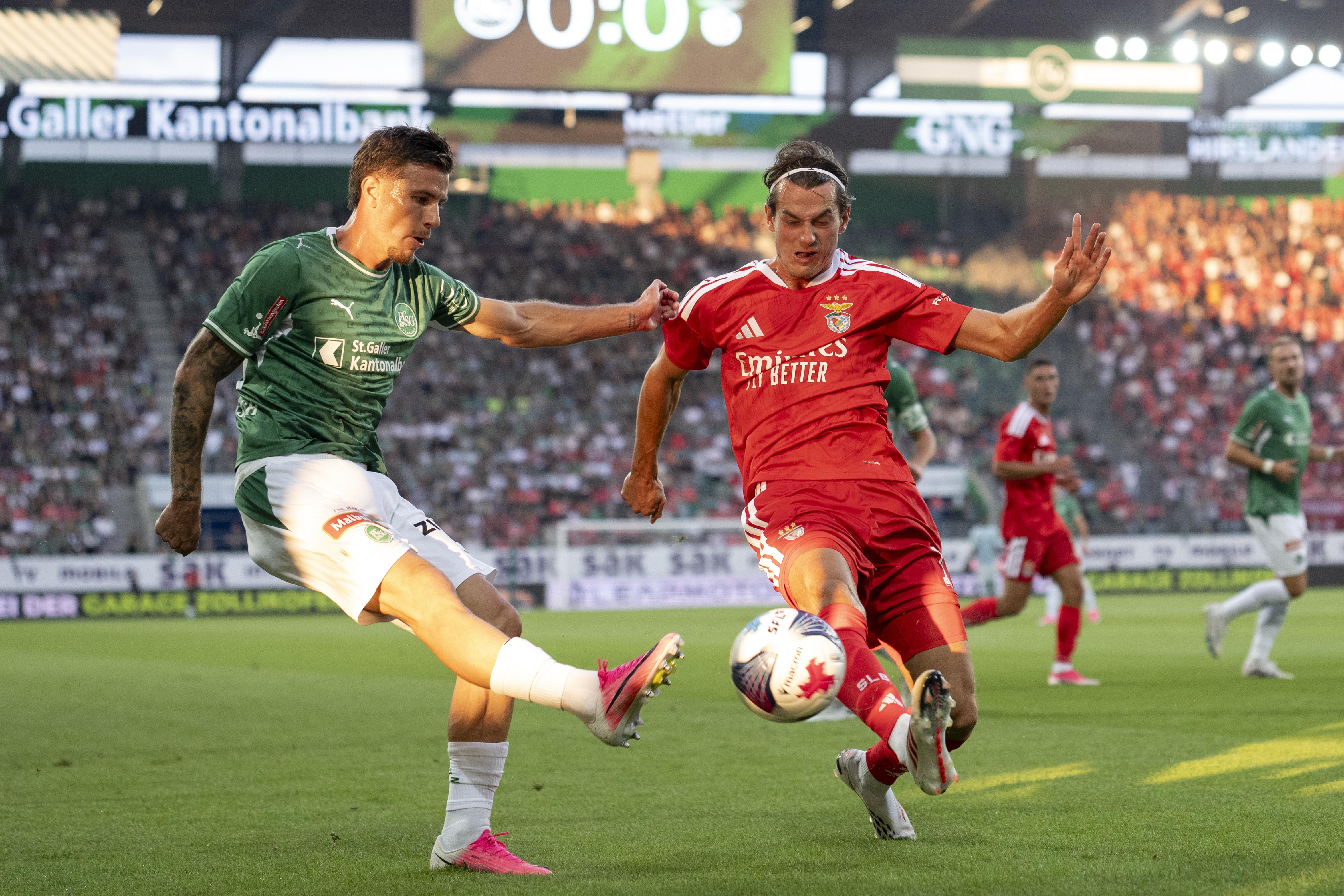 Kaminski em ação defensiva na estreia oficial pelo Benfica, diante do St. Gallen - Foto: EPA/CLAUDIO THOMA