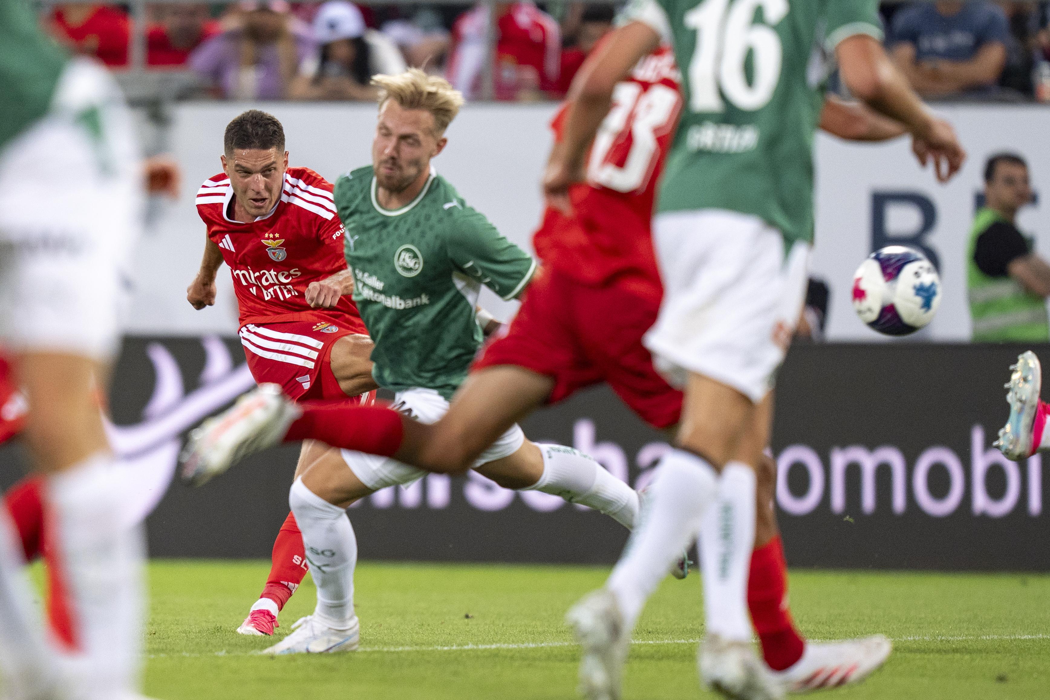 Sudakov remata à baliza no jogo frente ao St. Gallen - Foto: EPA/CLAUDIO THOMA