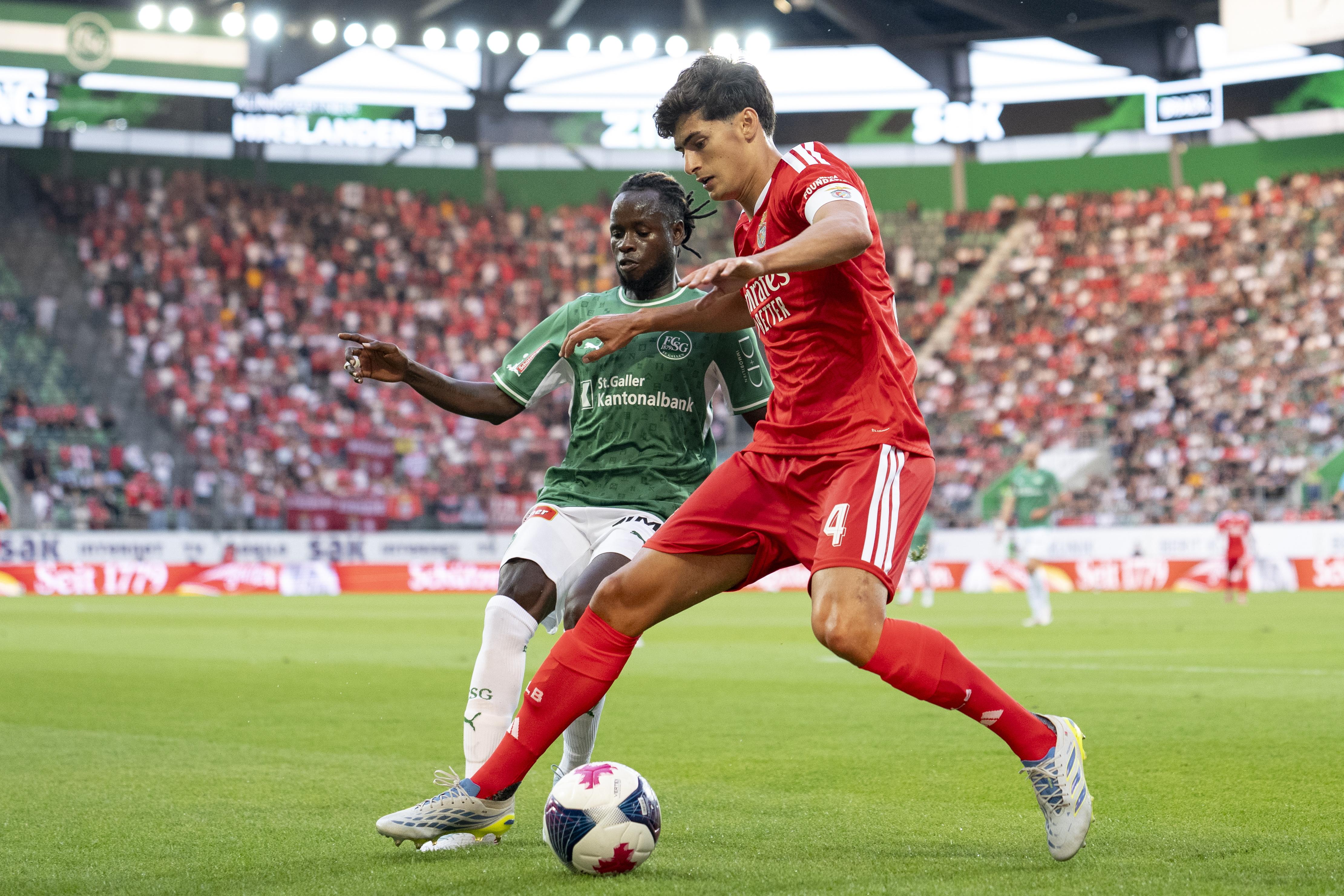 António Silva protege a bola perante a pressão de Aliou Balde, avançado do St. Gallen - Foto: EPA/CLAUDIO THOMA