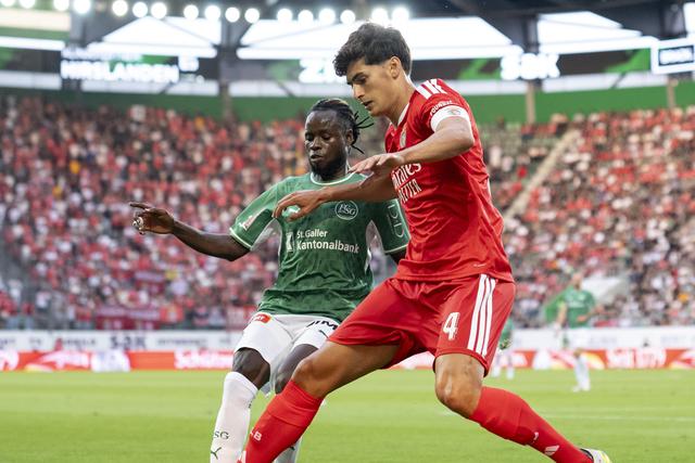 António Silva protege a bola perante a pressão de Aliou Balde, avançado do St. Gallen - Foto: EPA/CLAUDIO THOMA