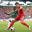António Silva protege a bola perante a pressão de Aliou Balde, avançado do St. Gallen - Foto: EPA/CLAUDIO THOMA