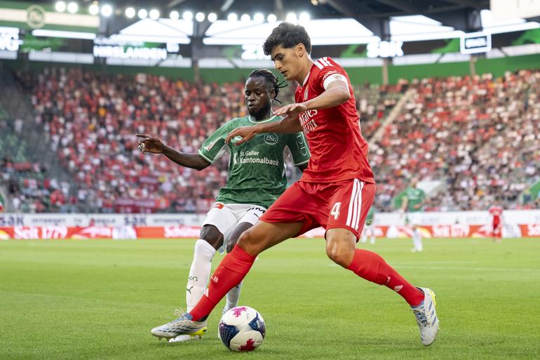 António Silva protege a bola perante a pressão de Aliou Balde, avançado do St. Gallen - Foto: EPA/CLAUDIO THOMA