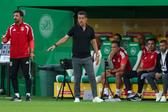 Marco Silva dá indicações à equipa na primeira parte do jogo com o St. Gallen — Foto: IMAGO