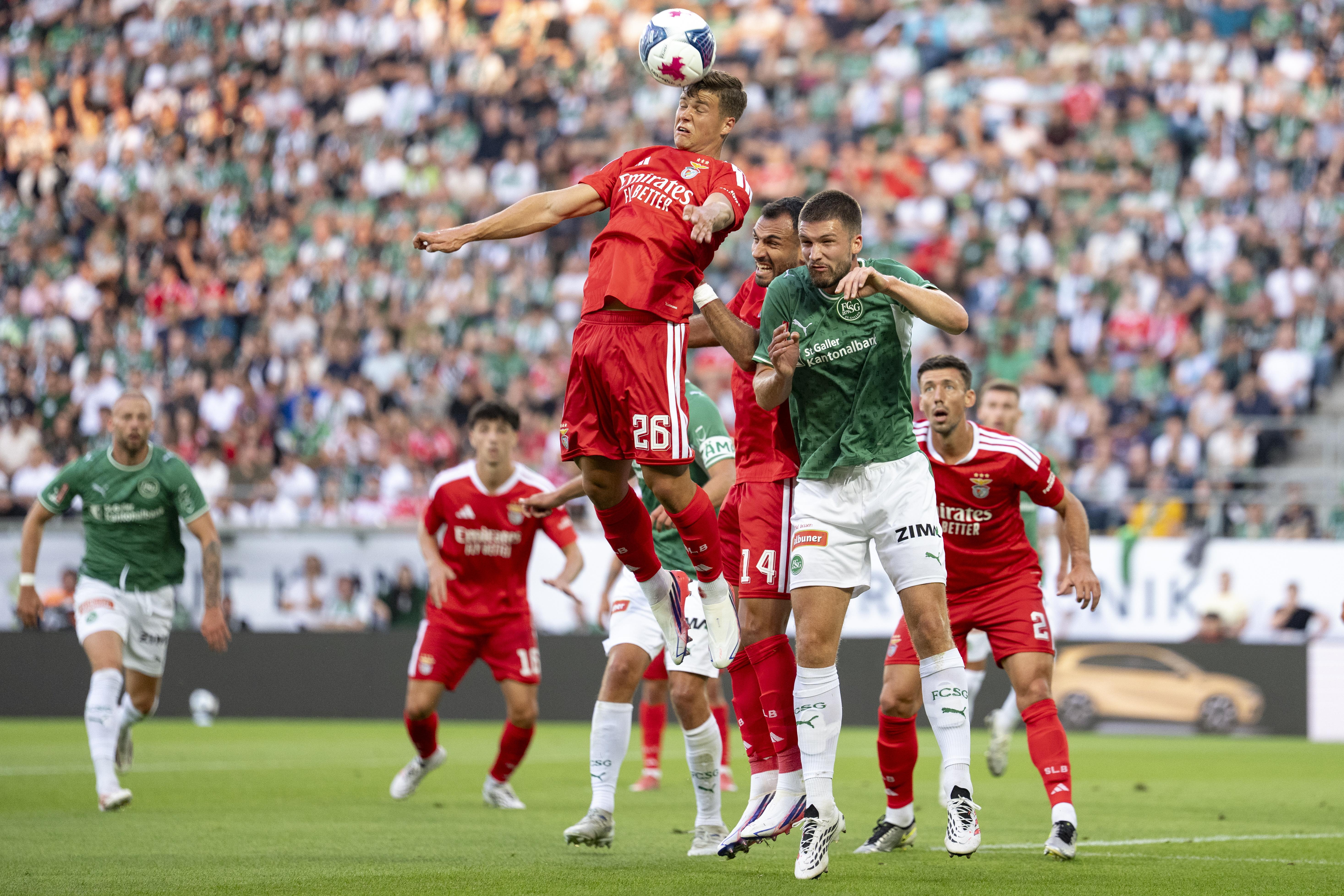 Dahl ganha nas alturas no centro da defesa do Benfica, no jogo contra o St. Gallen - Foto: EPA/CLAUDIO THOMA