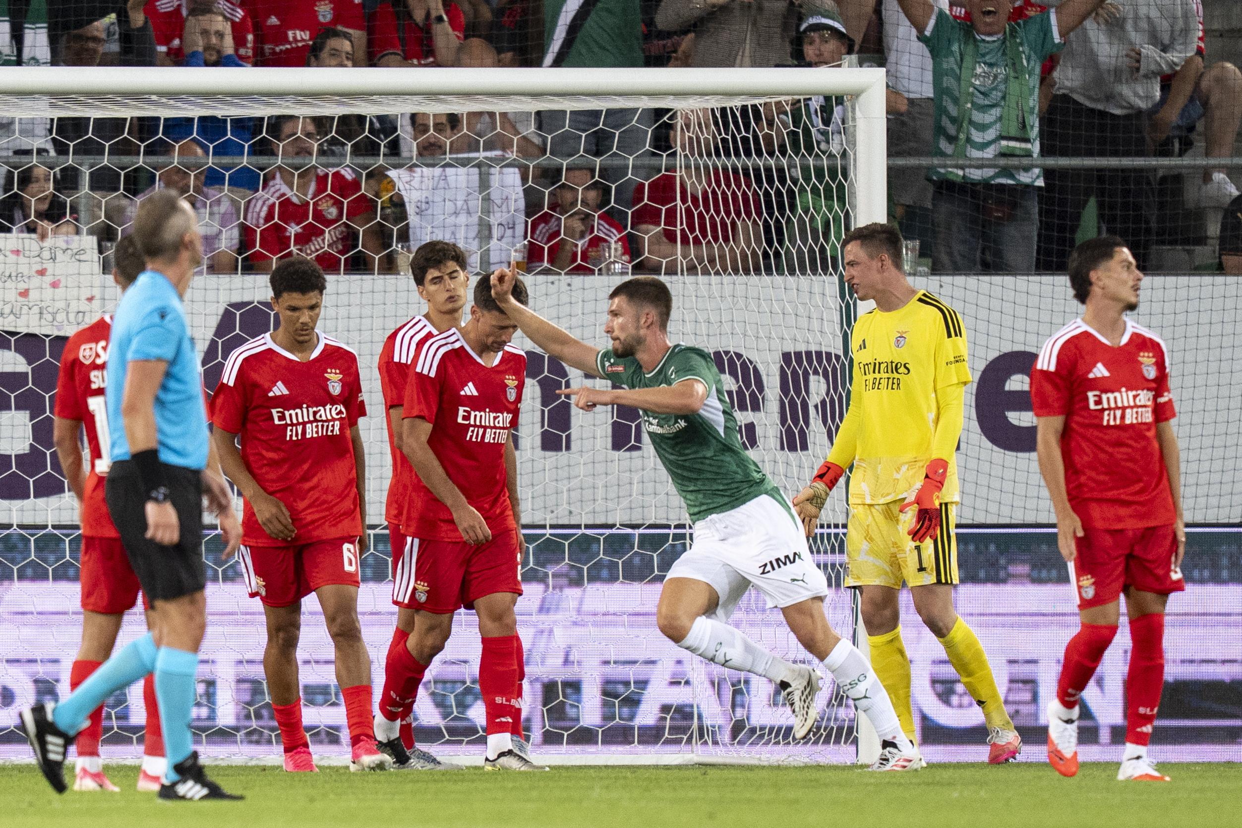 Tom Gaal festeja golo que valeu vitória do St. Gallen sobre o Benfica - Foto: EPA/CLAUDIO THOMA