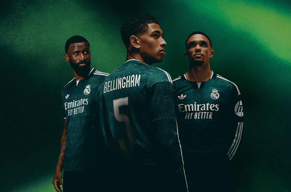 Rudiger, Bellingham e Trent Alexander-Arnold com a camisola alternativa do Real Madrid para 2026/27 - Foto: Real Madrid