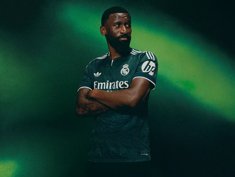 Rudiger com a camisola alternativa do Real Madrid para 2026/27 - Foto: Real Madrid