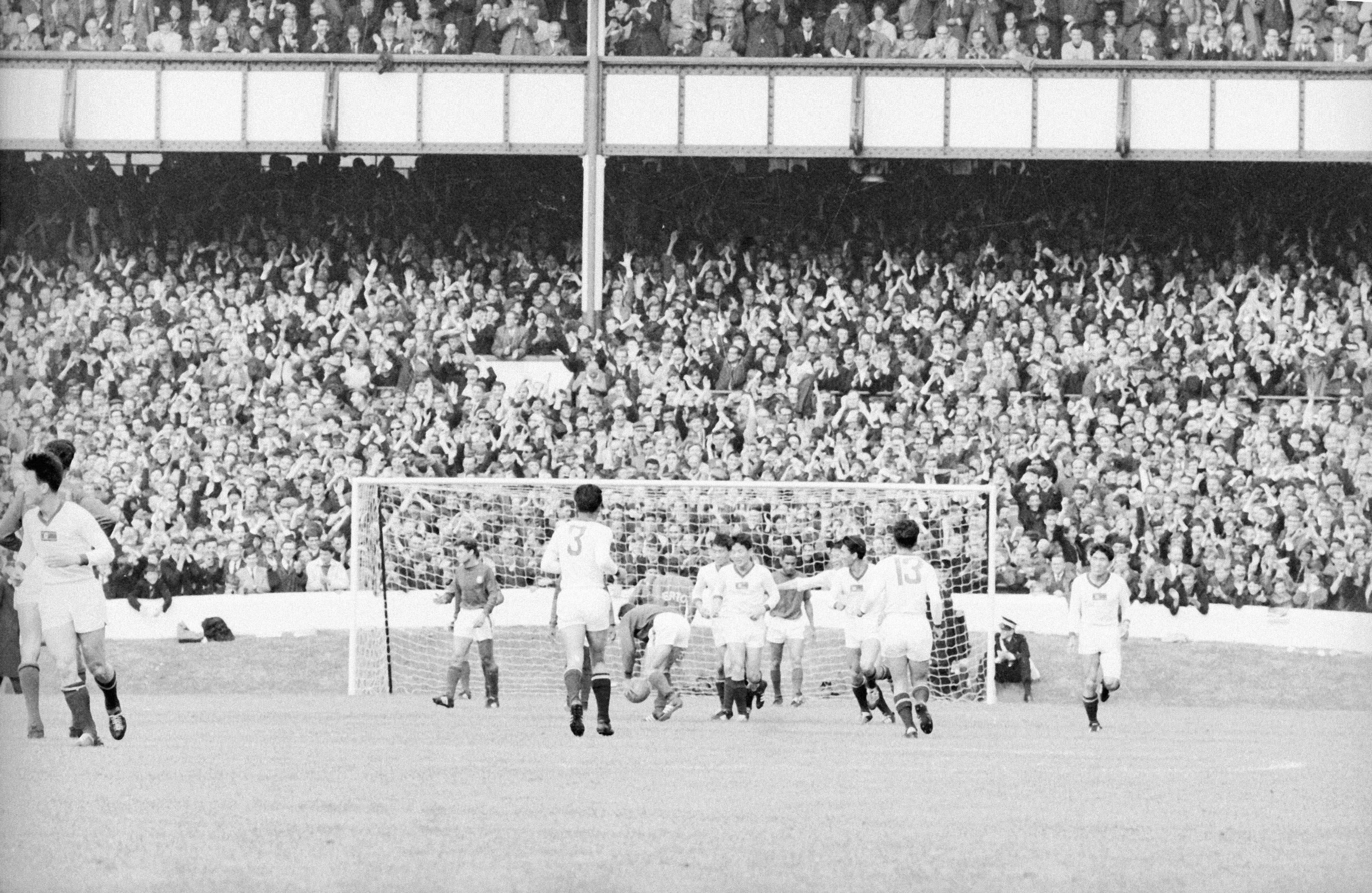 Coreanos festejam golo no Portugal-Coreia do Norte (5-3), em Goodison Park, Liverpool, em 1966 - Foto: A BOLA