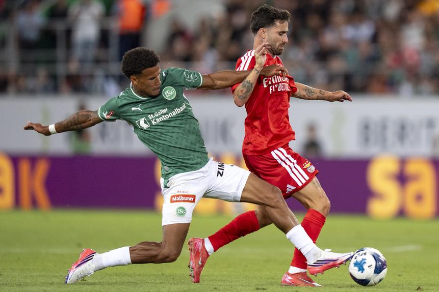Okoroji tenta roubar a bola a Rafa Silva durante o duelo para a qualificação UEFA Liga EuropaQualification soccer match between FC St. Gallen and SL Benfica, in St. Gallen, Switzerland, 23 July 2026. EPA/CLAUDIO THOMA