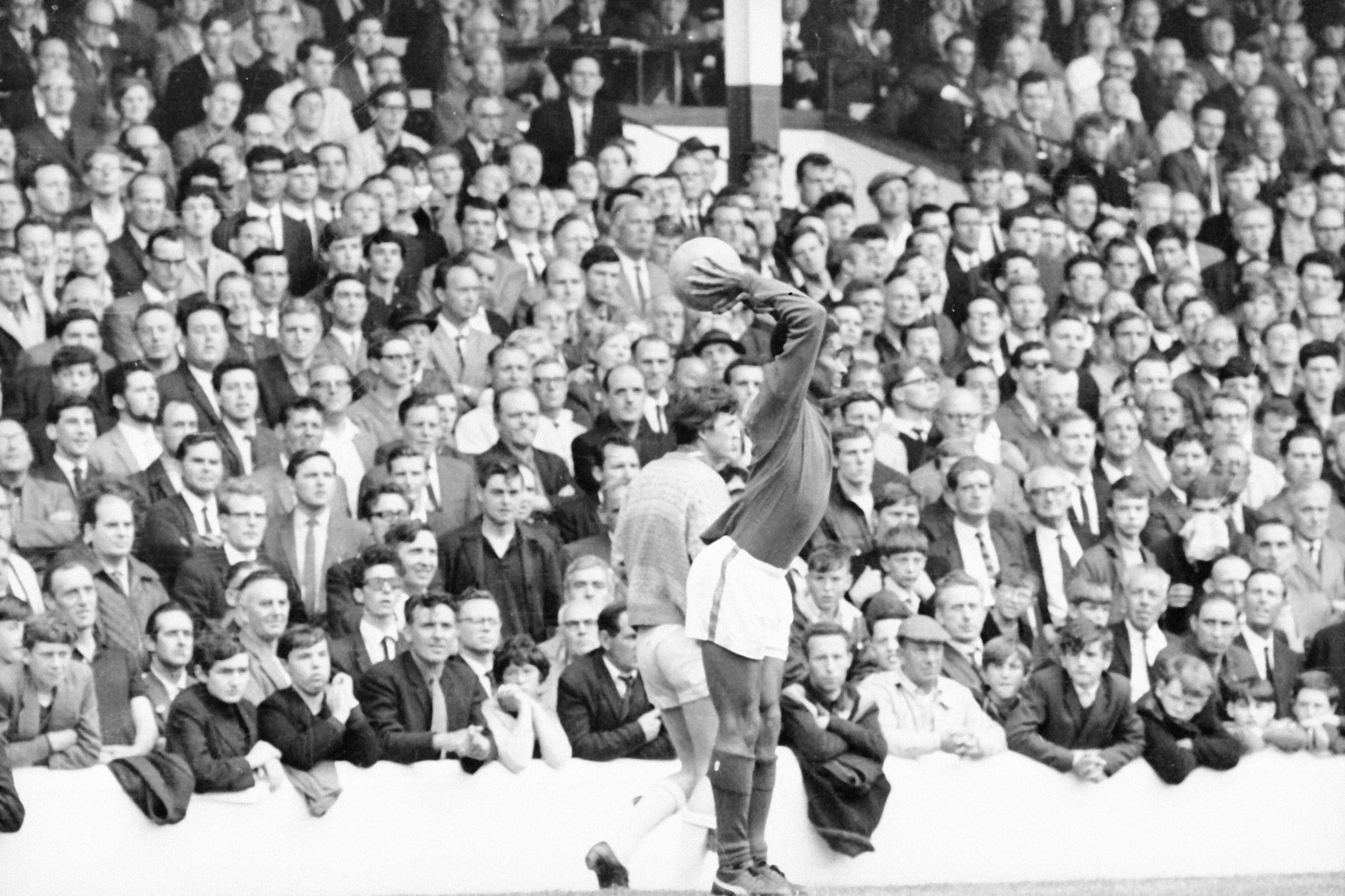 Eusébio efetua um lançamento de linha lateral no Portugal-Coreia do Norte (5-3), em Goodison Park, Liverpool, em 1966 - Foto: A BOLA