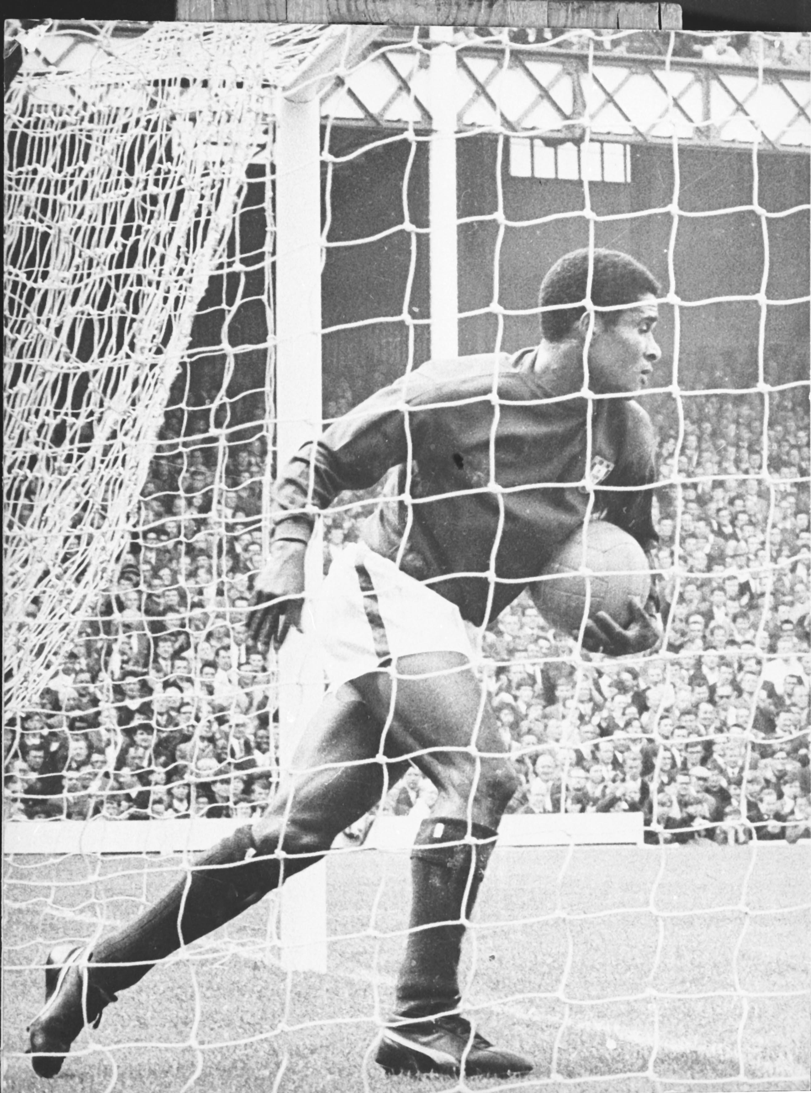 Célebre imagem de Eusébio a recuperar a bola da baliza da Coreia do Norte, num jogo em que fez um póquer, no Portugal-Coreia do Norte (5-3), em Goodison Park, Liverpool, em 1966 - Foto: A BOLA