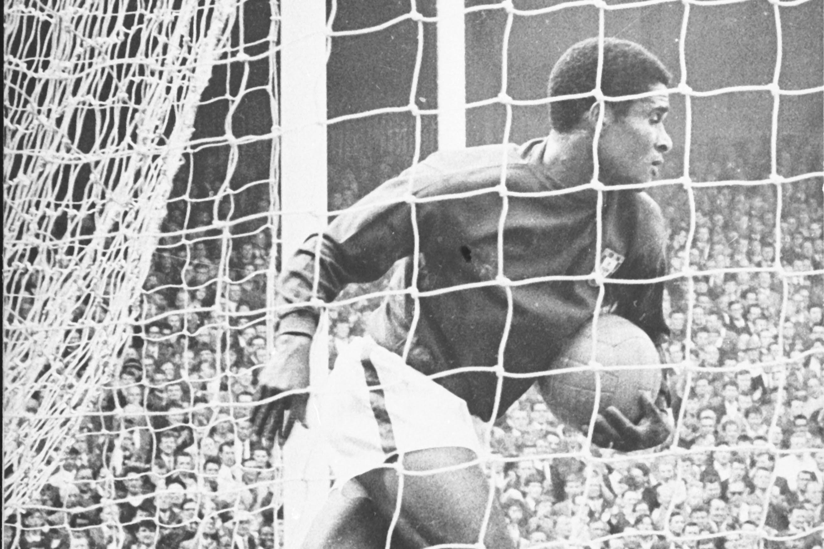 Célebre imagem de Eusébio a recuperar a bola da baliza da Coreia do Norte, num jogo em que fez um póquer, no Portugal-Coreia do Norte (5-3), em Goodison Park, Liverpool, em 1966 - Foto: A BOLA
