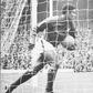 Célebre imagem de Eusébio a recuperar a bola da baliza da Coreia do Norte, num jogo em que fez um póquer, no Portugal-Coreia do Norte (5-3), em Goodison Park, Liverpool, em 1966 - Foto: A BOLA