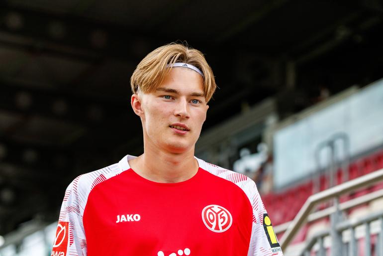 Kacper Potulski (Mainz/Polónia) - €18 milhões. Central de 1,95 metros de altura, já é internacional A e despontou na última época com 23 jogos no Mainz (IMAGO)