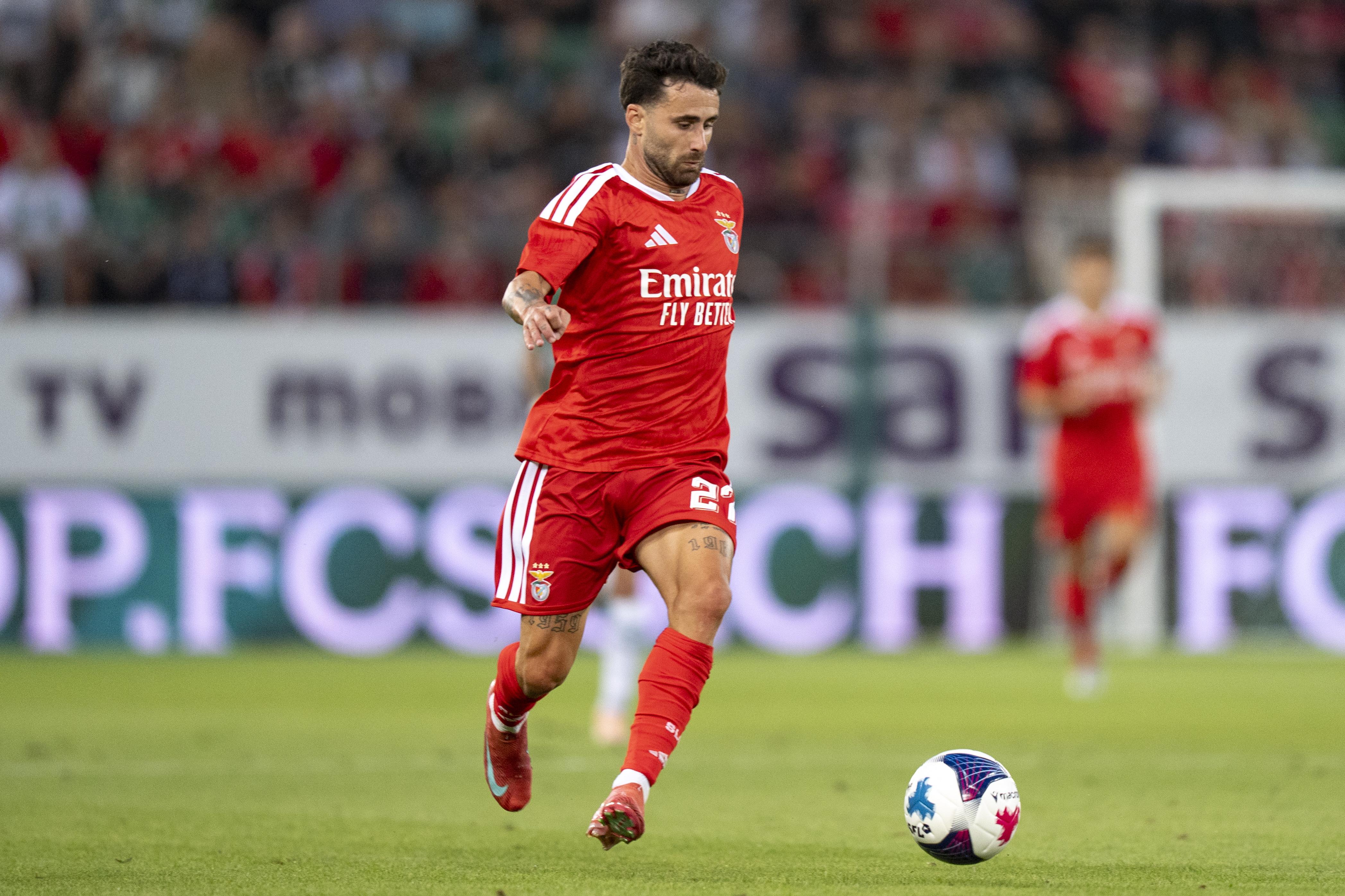 Rafa conduz a bola no jogo frente ao St. Gallen - Foto: EPA/CLAUDIO THOMA