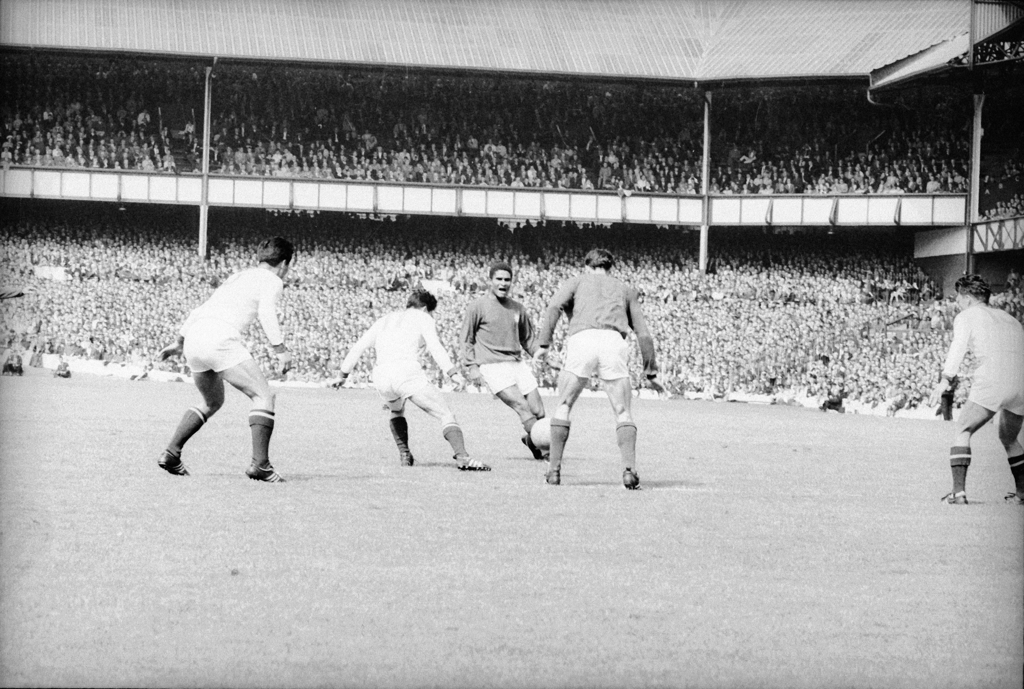 Eusébio no Portugal-Coreia do Norte (5-3), em Goodison Park, Liverpool, em 1966 - Foto: A BOLA