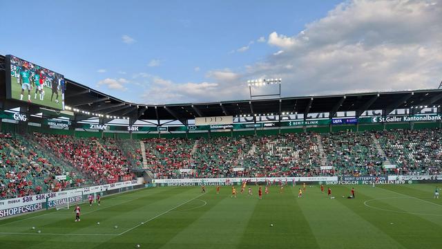 Dos assobios à euforia: reações às entradas para aquecimento de Benfica e St. Gallen