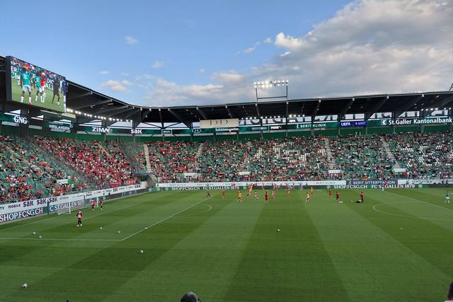 Dos assobios à euforia: reações às entradas para aquecimento de Benfica e St. Gallen