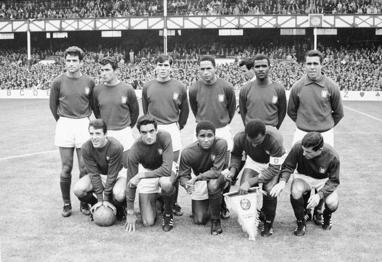 Onze da Seleção no Portugal-Coreia do Norte (5-3), de 1966, em Goodison Park. Cima: Alexandre Baptista, João Morais, Jaime Graça, Hilário, Vicente Lucas, José Pereira. Baixo: José Augusto, José Torres, Eusébio, Mário Coluna e António Simões - Foto: A BOLA