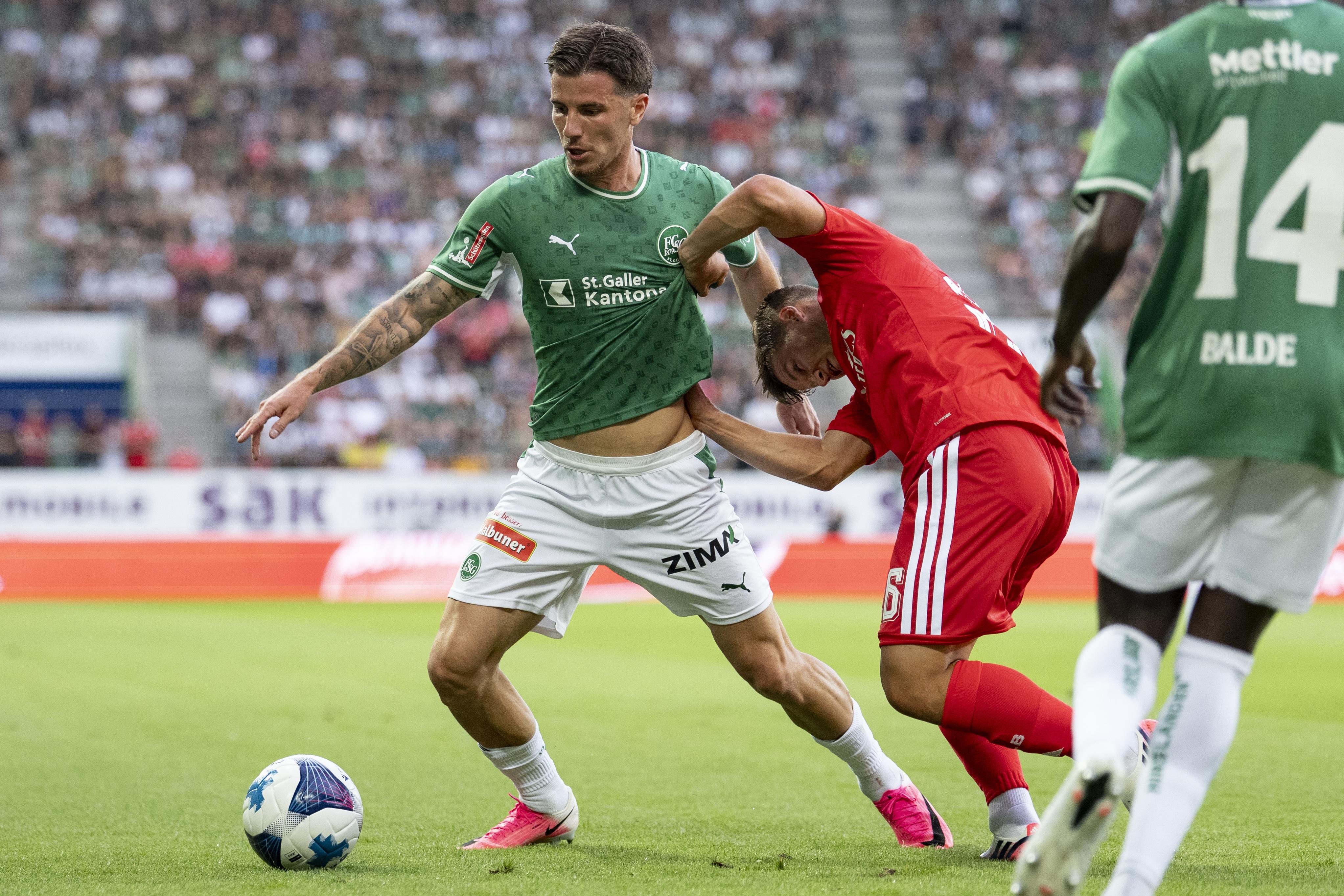 Dahl luta com adversário no jogo entre o Benfica e o St. Gallen - Foto: EPA/CLAUDIO THOMA