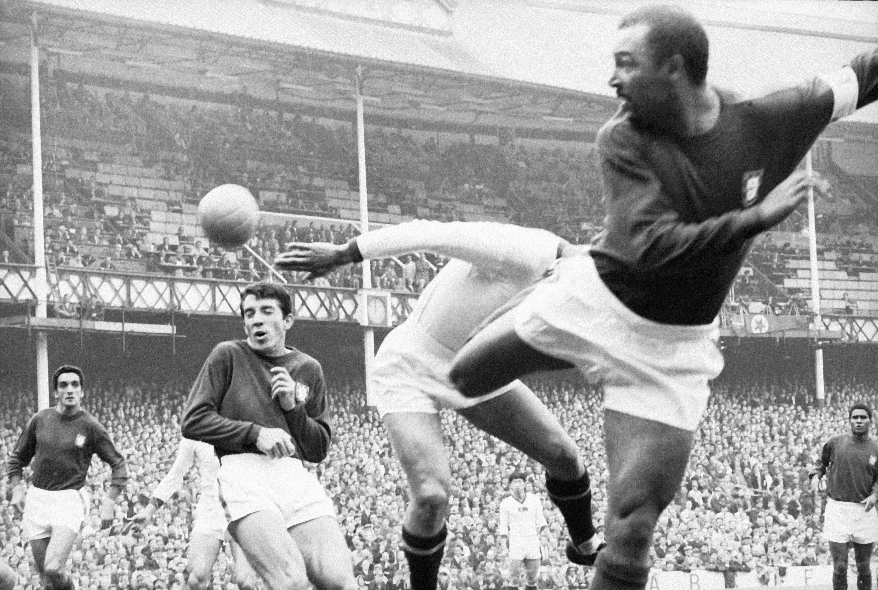 José Torres, José Augusto e Mário Coluna no Portugal-Coreia do Norte (5-3), em Goodison Park, Liverpool, em 1966 - Foto: A BOLA