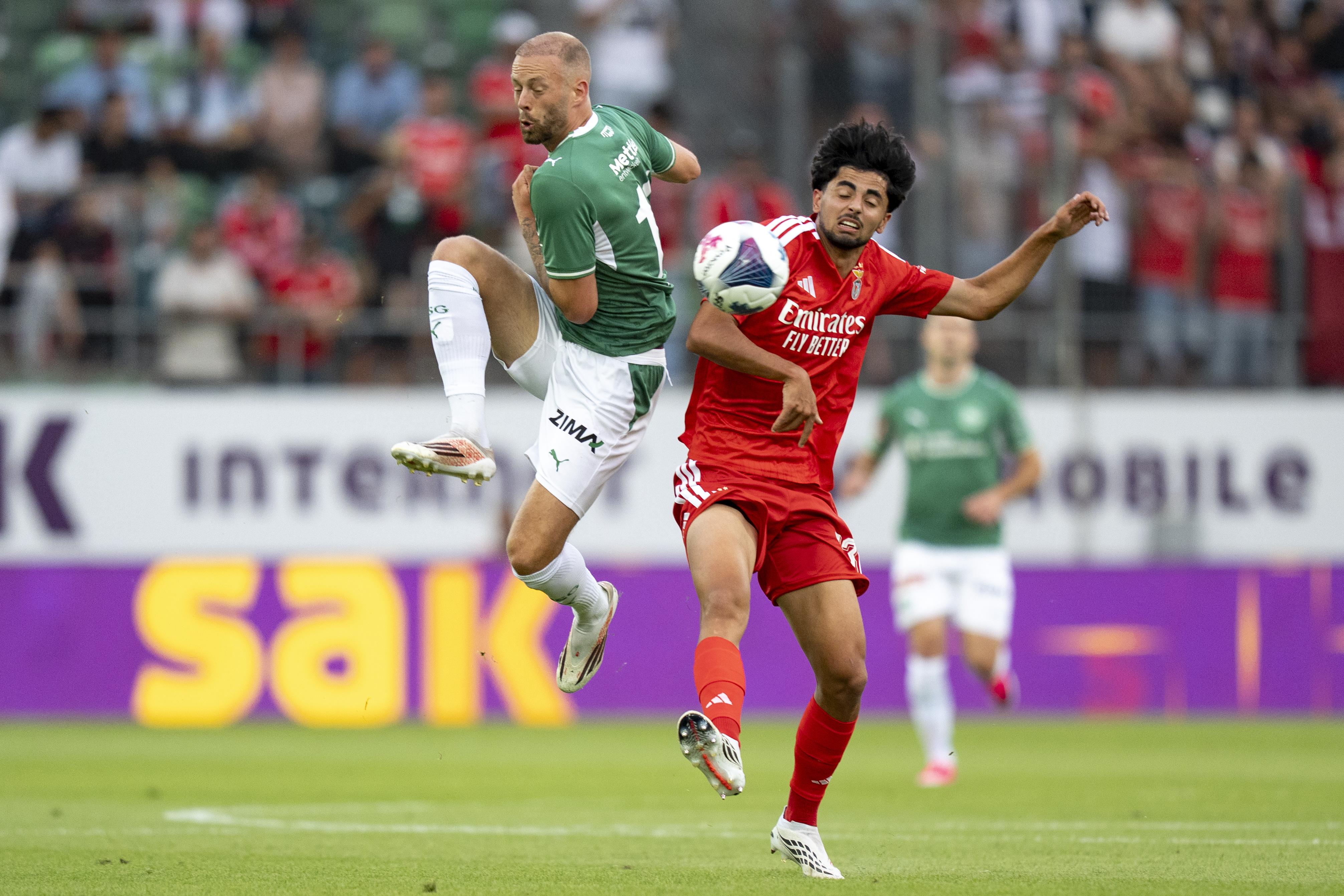 Miguel Figueiredo em ação no jogo frente ao St. Gallen, no qual fez a estreia pela equipa principal do Benfica - Foto: EPA/CLAUDIO THOMA