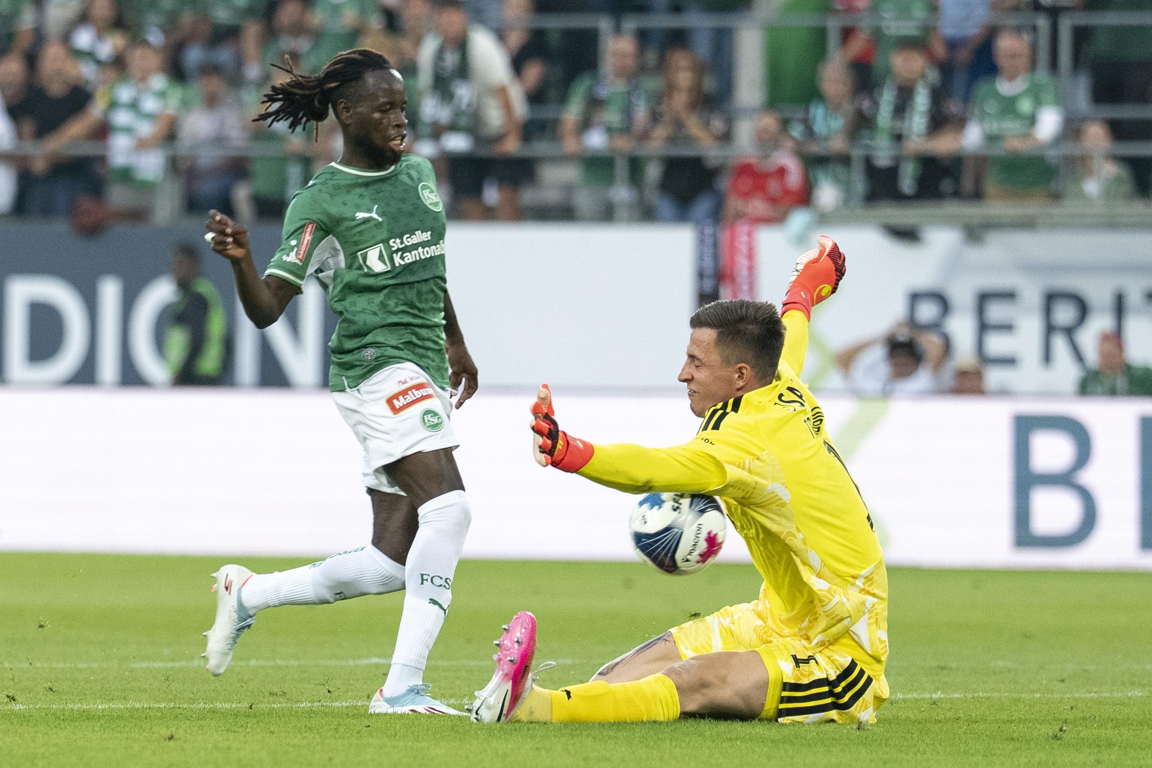 Trubin leva a melhor no confronto com Balde - Foto: EPA/CLAUDIO THOMA