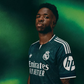 Vini Jr. com a camisola alternativa do Real Madrid para 2026/27 - Foto: Real Madrid