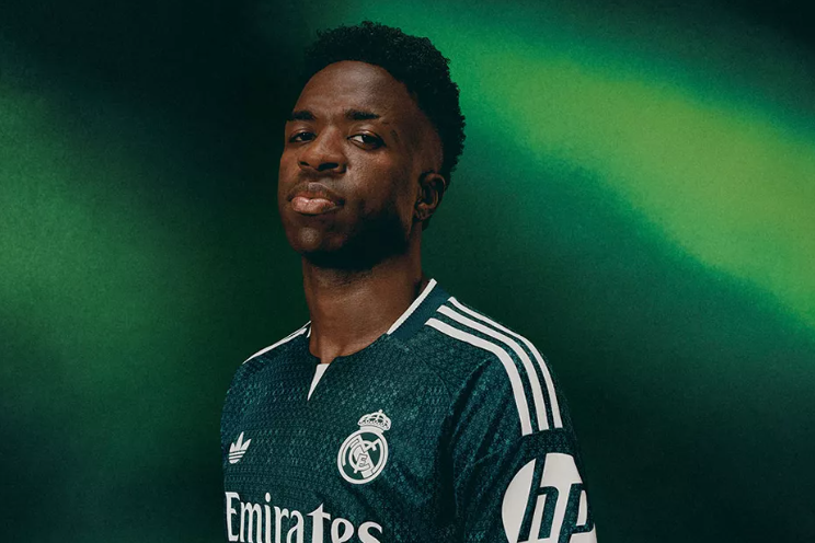 Vini Jr. com a camisola alternativa do Real Madrid para 2026/27 - Foto: Real Madrid