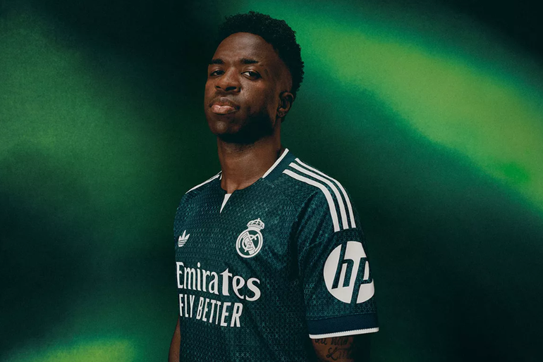 Vini Jr. com a camisola alternativa do Real Madrid para 2026/27 - Foto: Real Madrid