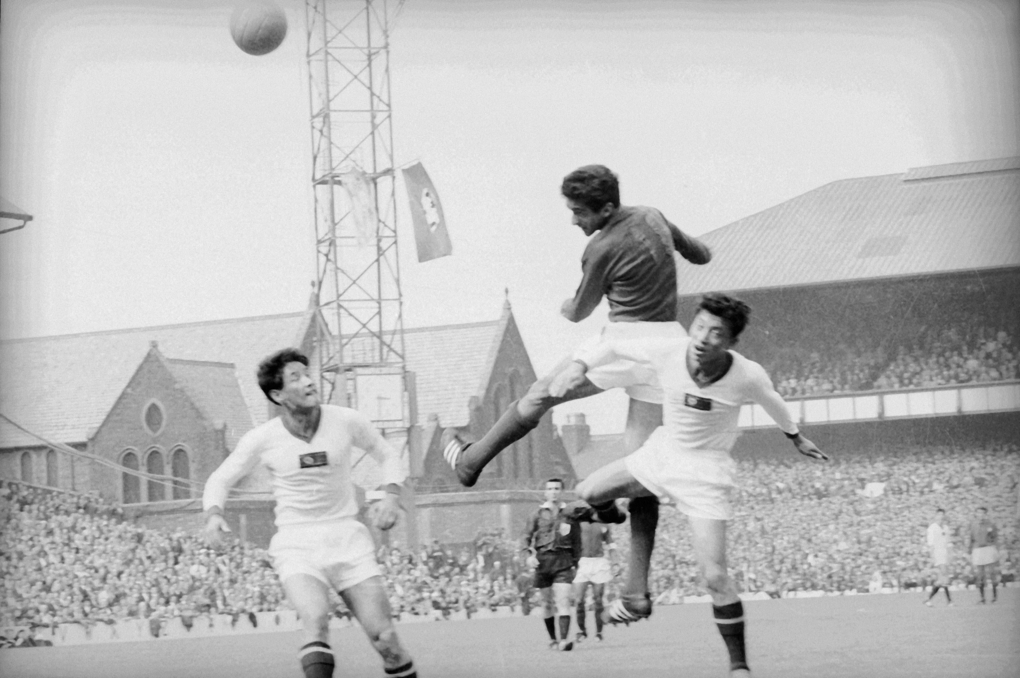 José Torres em ação no Portugal-Coreia do Norte (5-3), em Goodison Park, Liverpool, de 1966 - Foto: A BOLA
